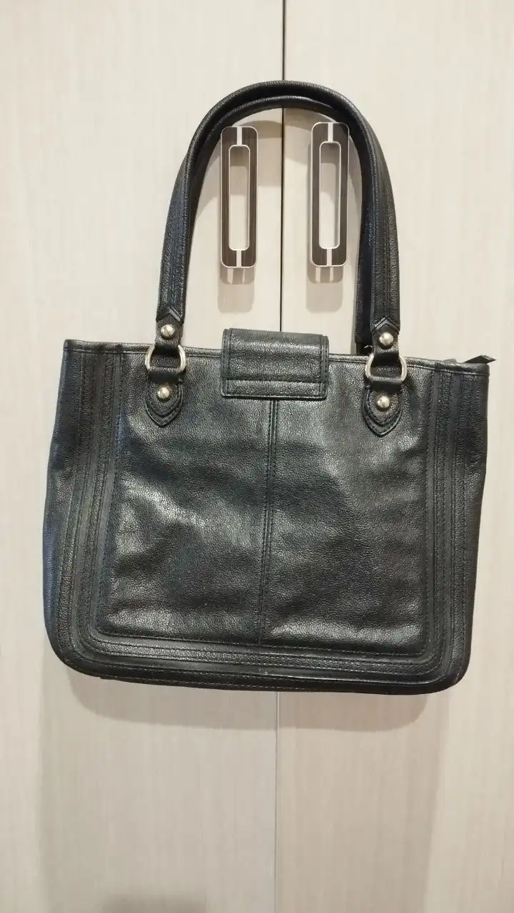 Черная сумка DKNY из натуральной кожи