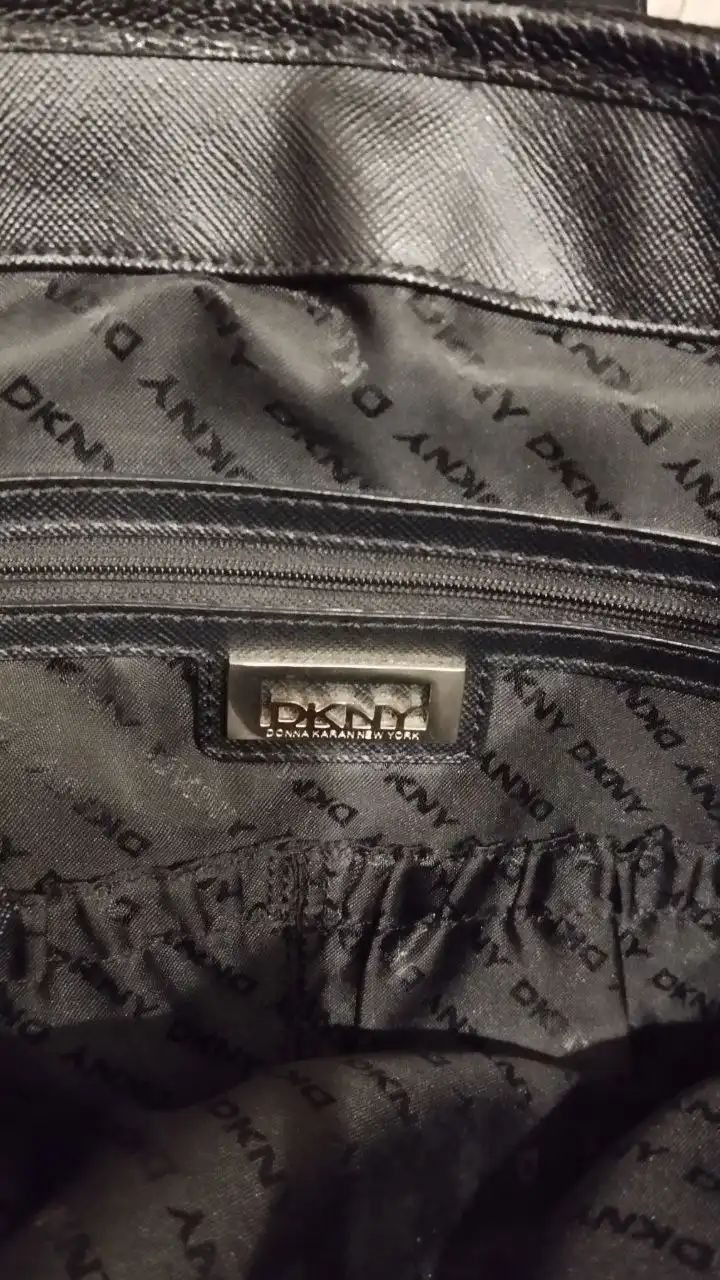 Черная сумка DKNY из натуральной кожи
