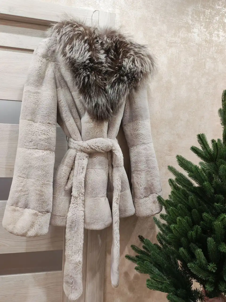 Продажа женской шубы из бобра с песцовым воротником