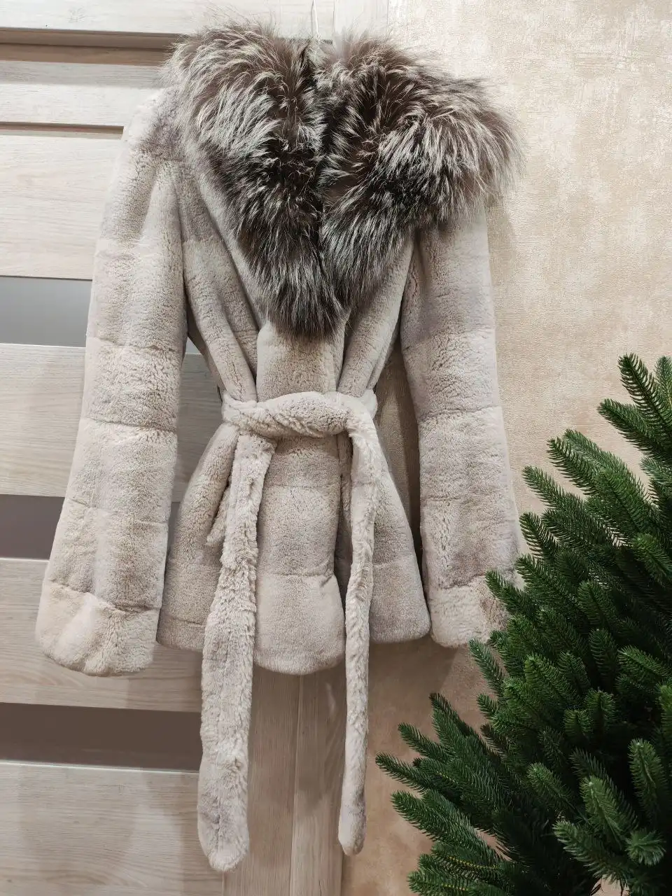 Продажа женской шубы из бобра с песцовым воротником