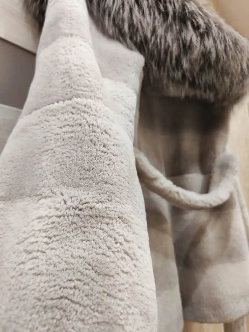 Продажа женской шубы из бобра с песцовым воротником