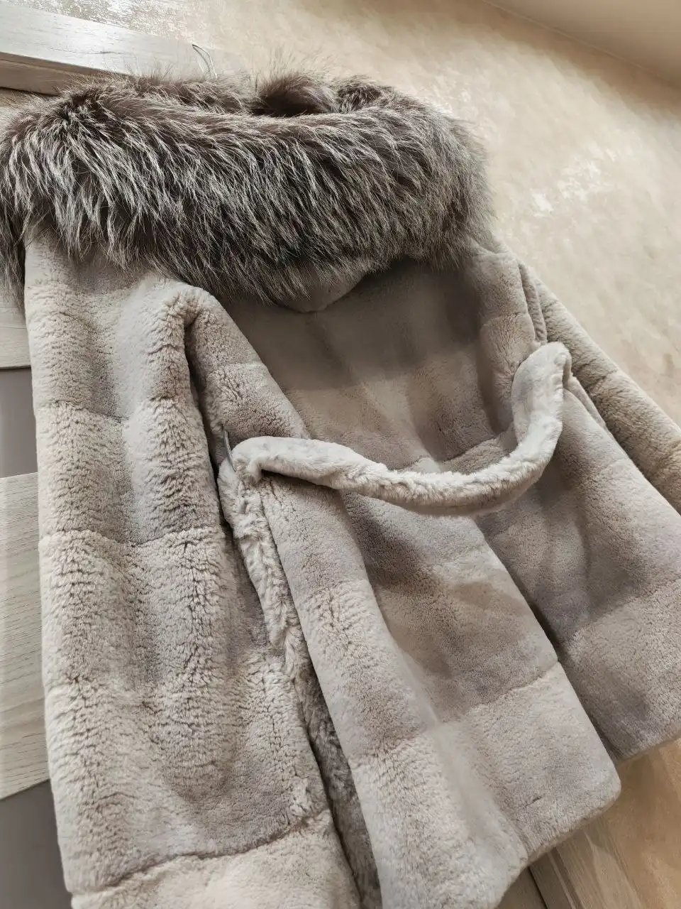 Продажа женской шубы из бобра с песцовым воротником