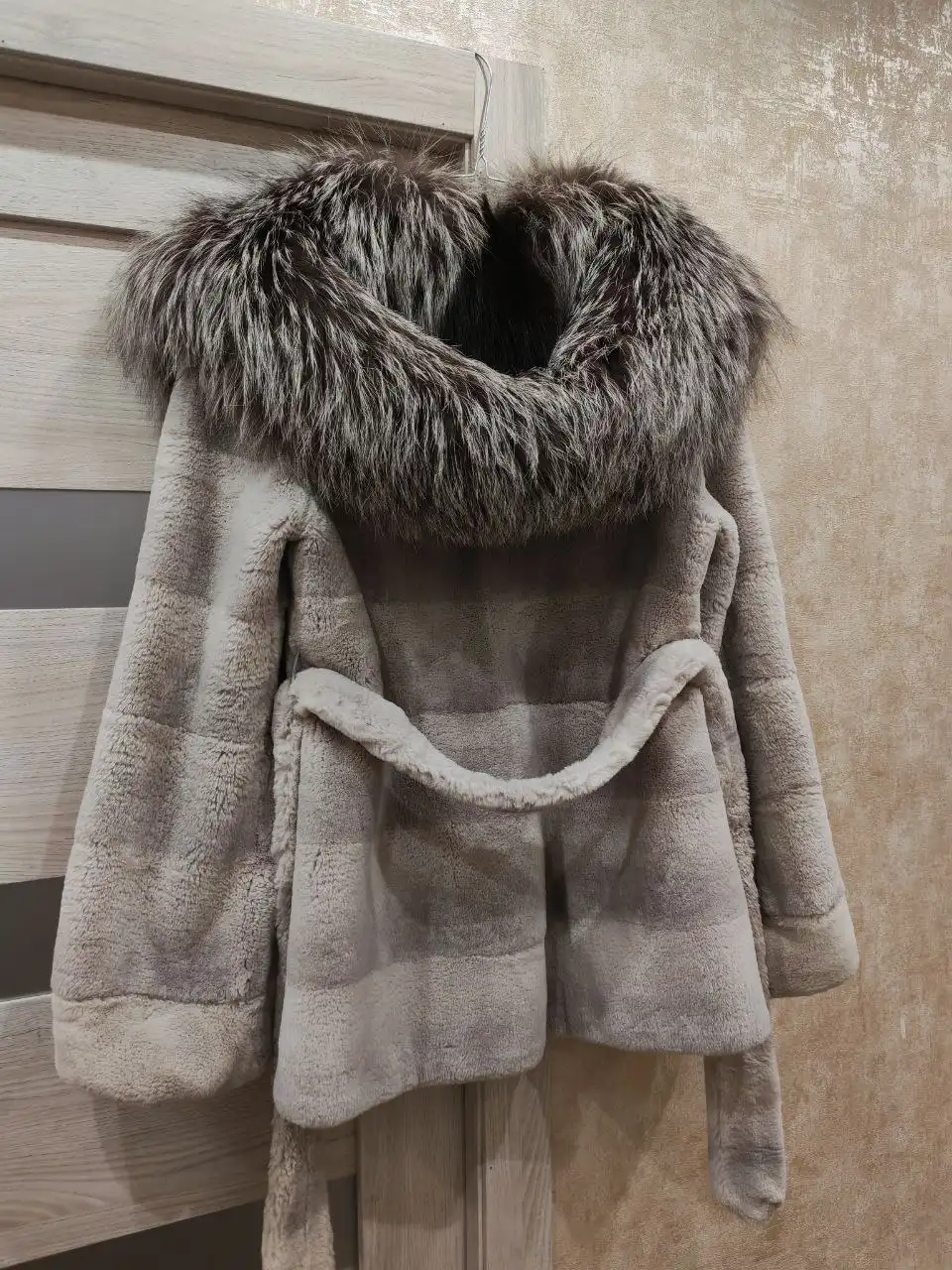 Продажа женской шубы из бобра с песцовым воротником