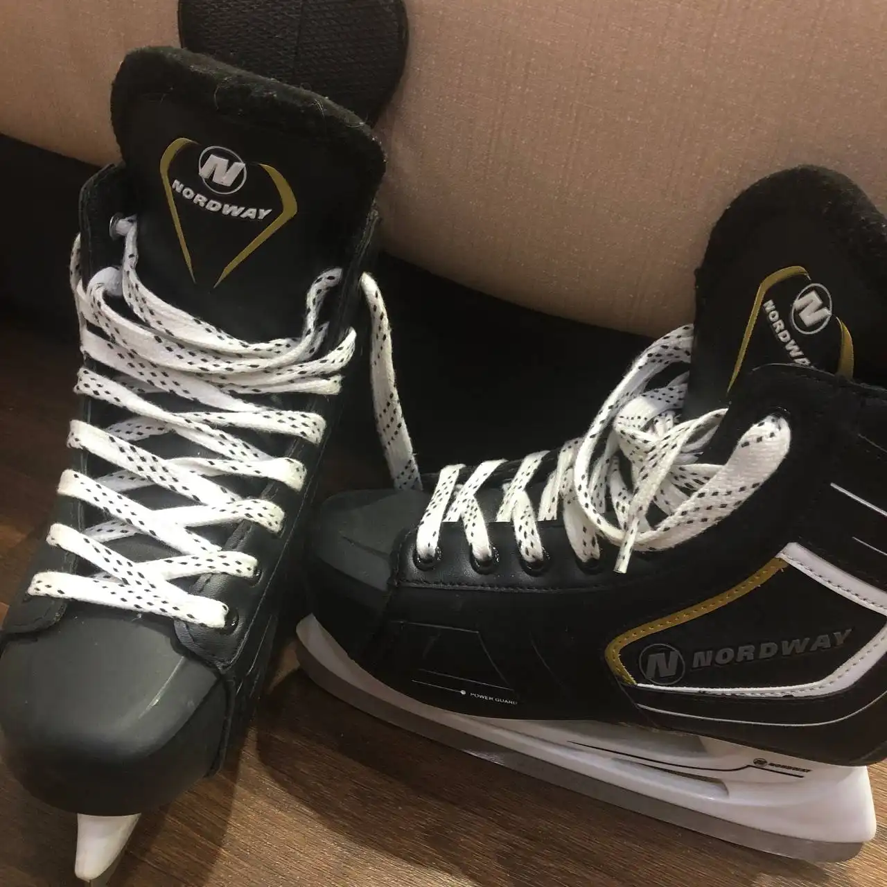 Хоккейные коньки 38 размера в идеальном состоянии