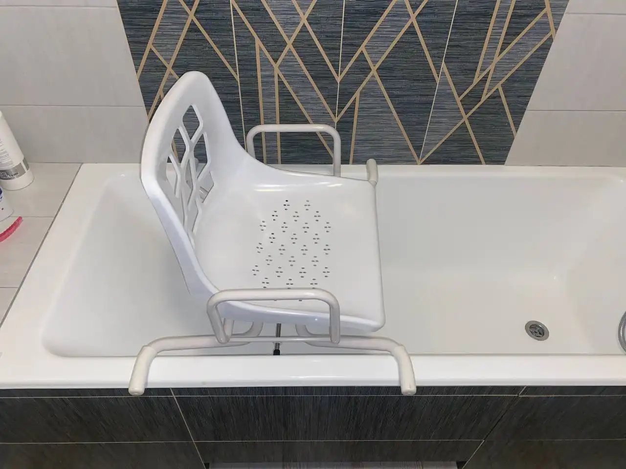 Продам специальное кресло для ванной