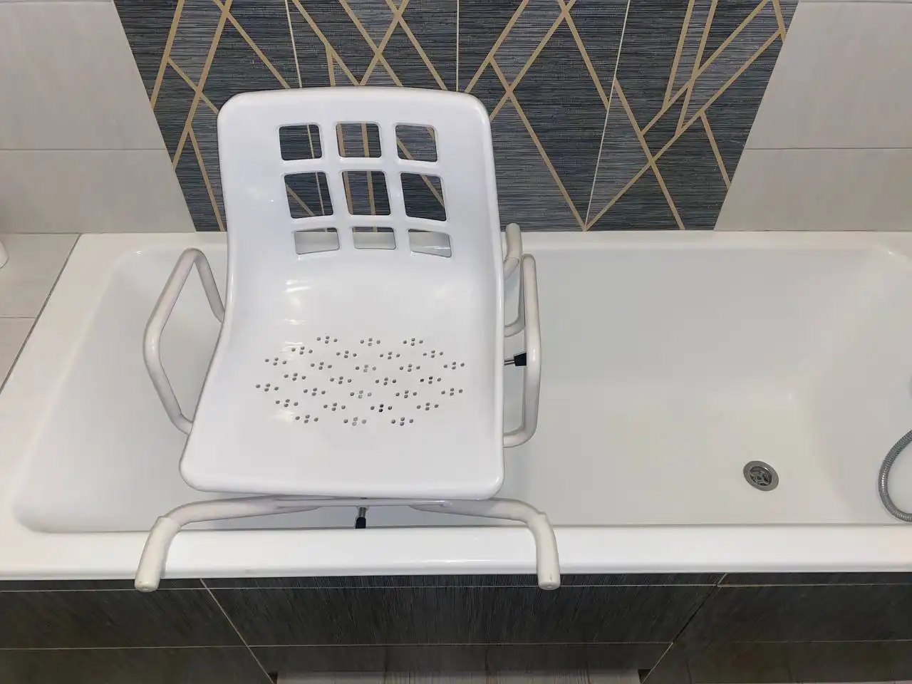 Продам специальное кресло для ванной