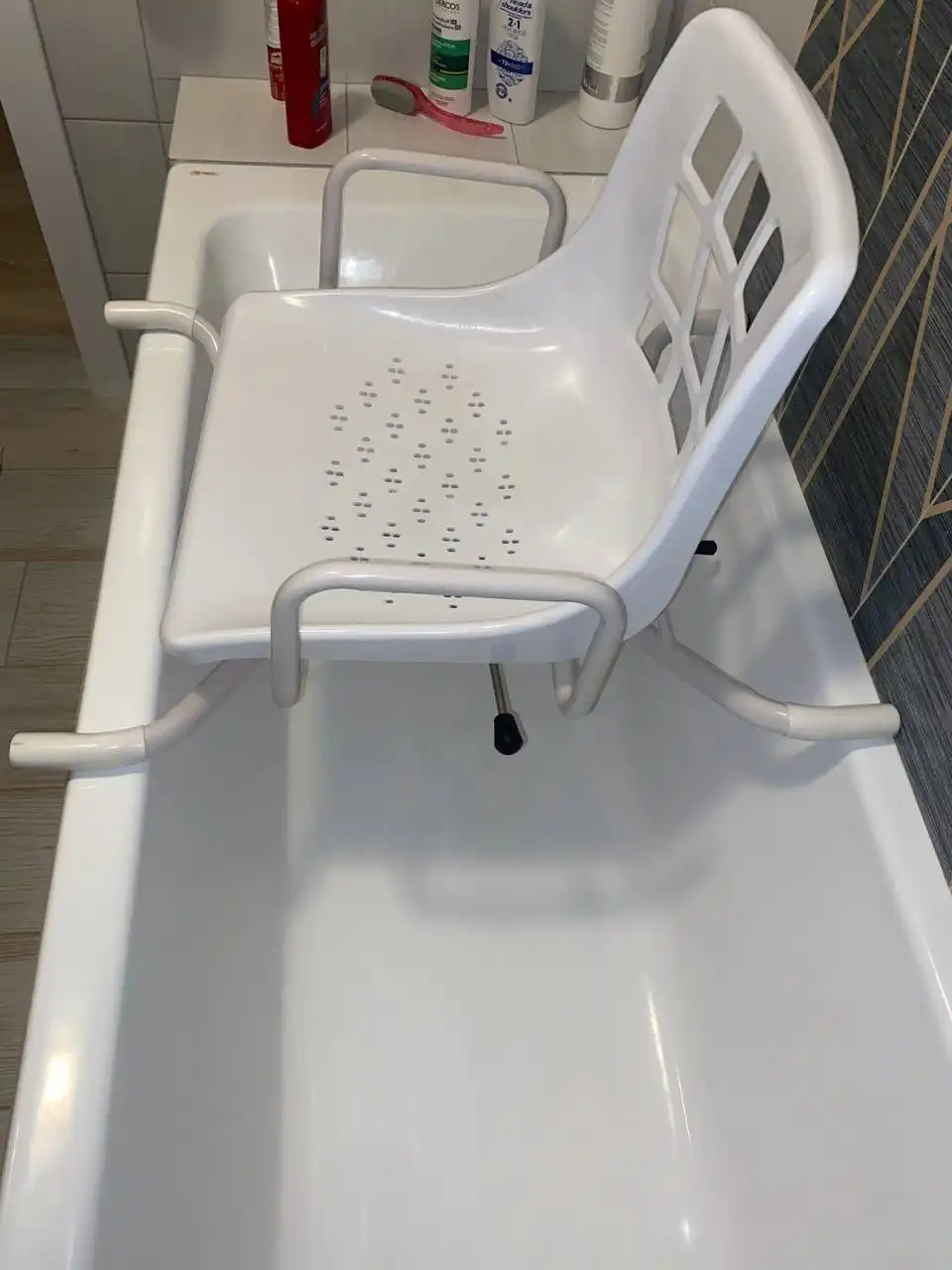 Продам специальное кресло для ванной