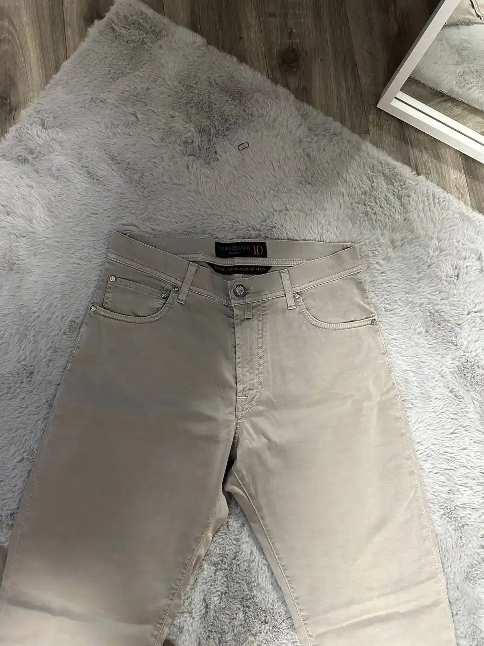 Продажа джинсов и брюк