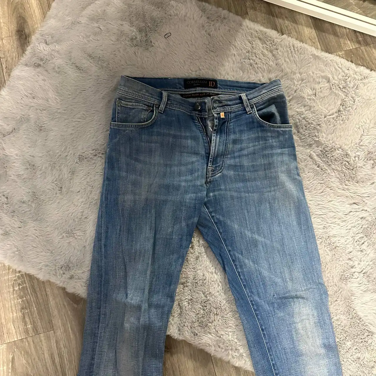 Продажа джинсов и брюк