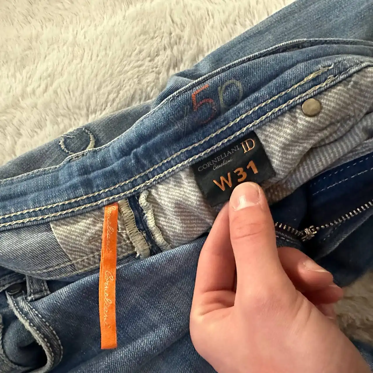 Продажа джинсов и брюк