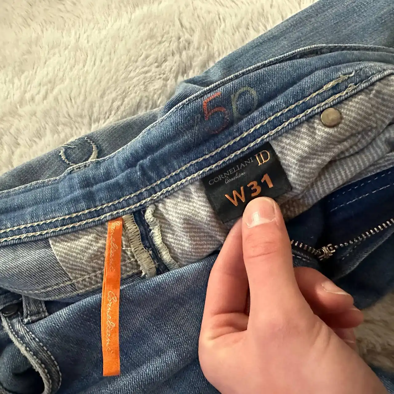 Продажа джинсов и брюк