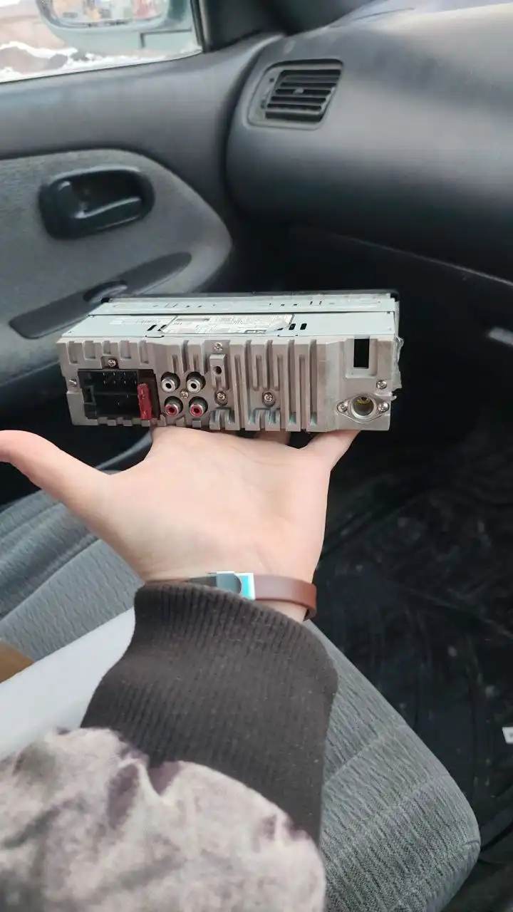 Продам 2 рабочие магнитолы