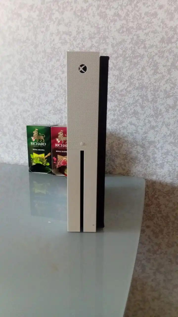 Продам консоль Xbox One S с 300 играми и подпиской Game Pass