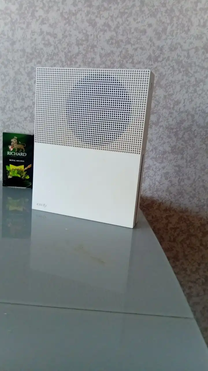 Продам консоль Xbox One S с 300 играми и подпиской Game Pass