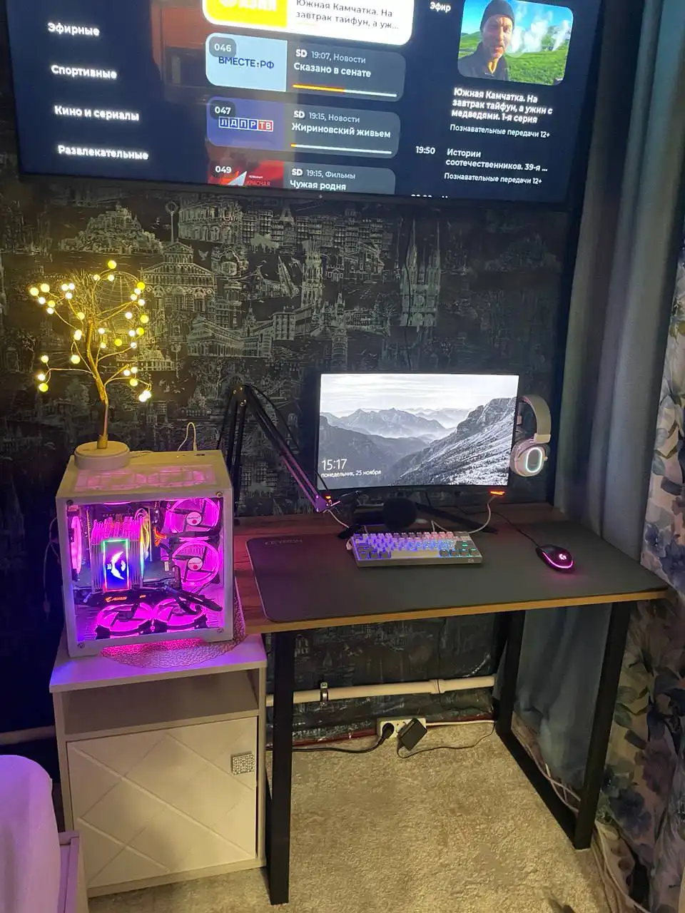 Компьютер с монитором и оборудованием