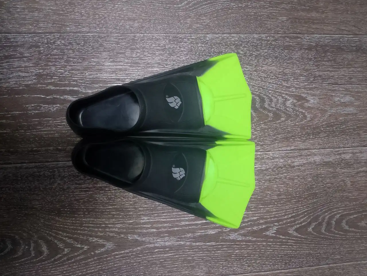 Продам ласты детские и шлем хоккейный юниорский