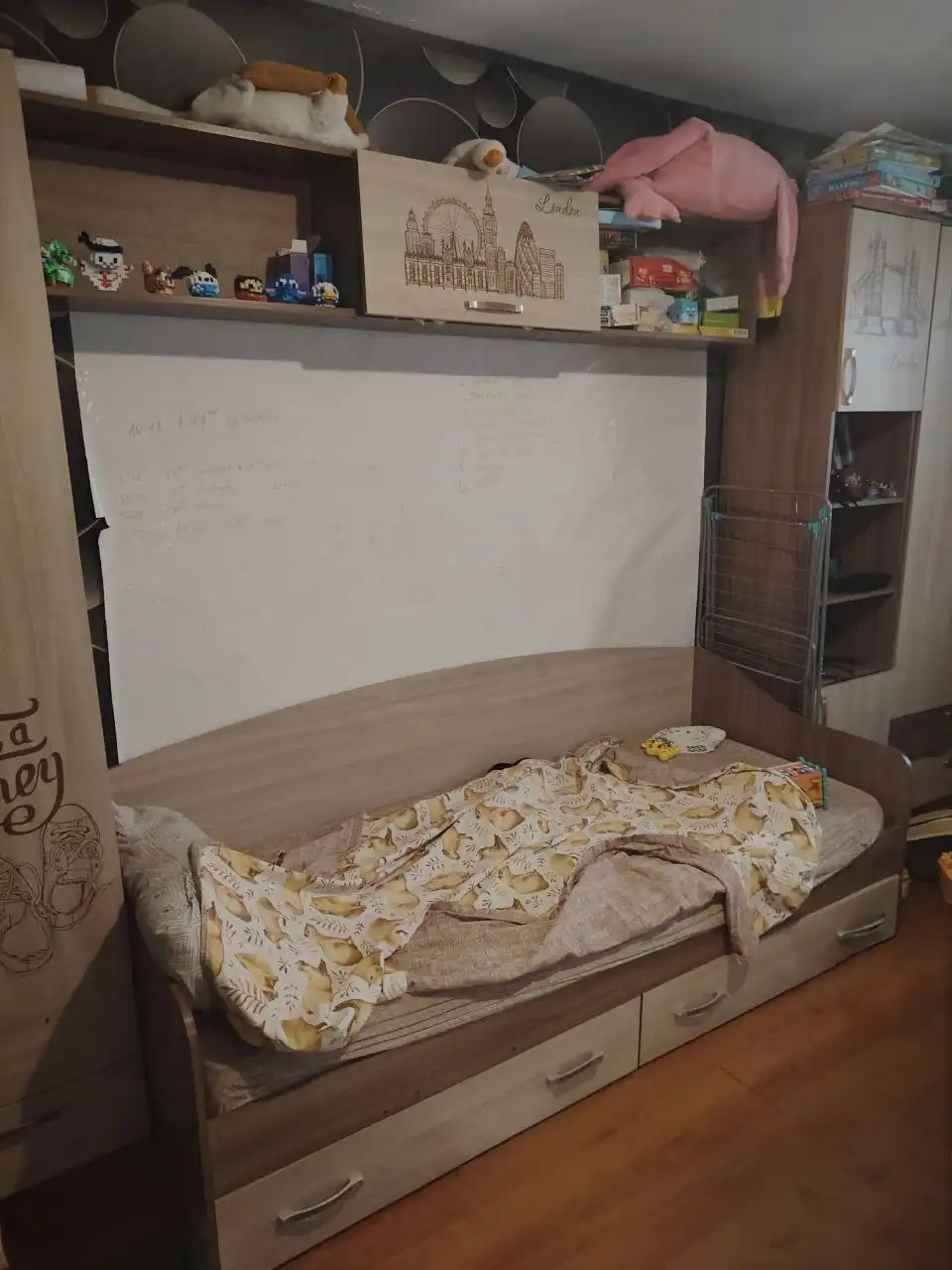 Продажа мебели: стеллажи, кровать, шкаф, стол, стул