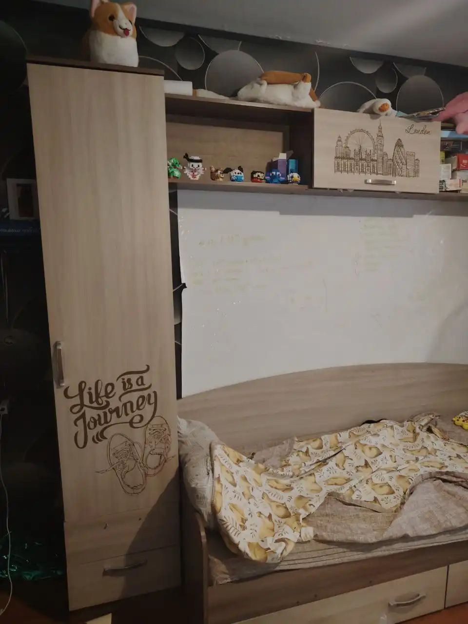 Продажа мебели: стеллажи, кровать, шкаф, стол, стул