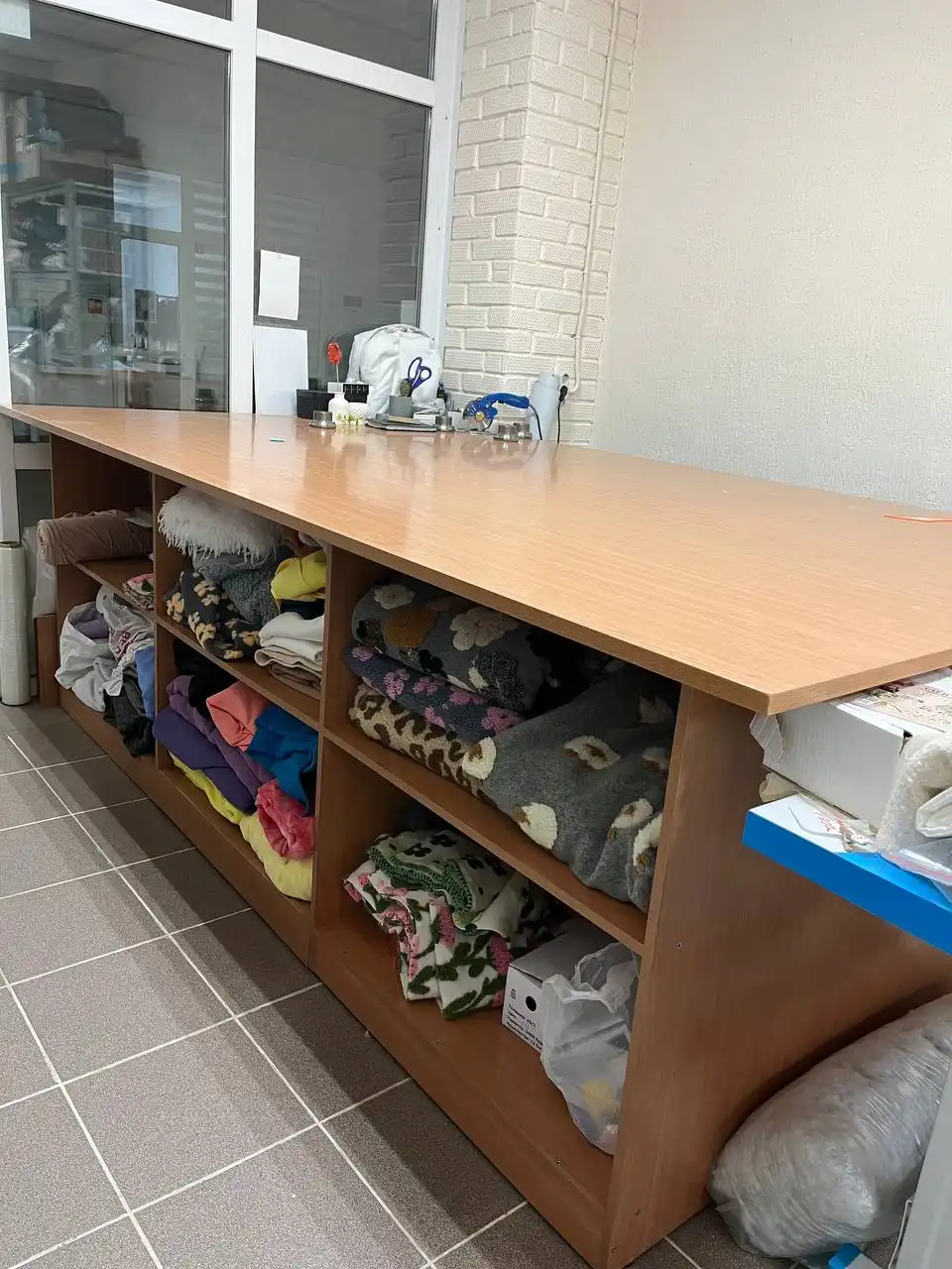 Стол для раскроя с стеллажами для тканей - Барахолка в Краснообск