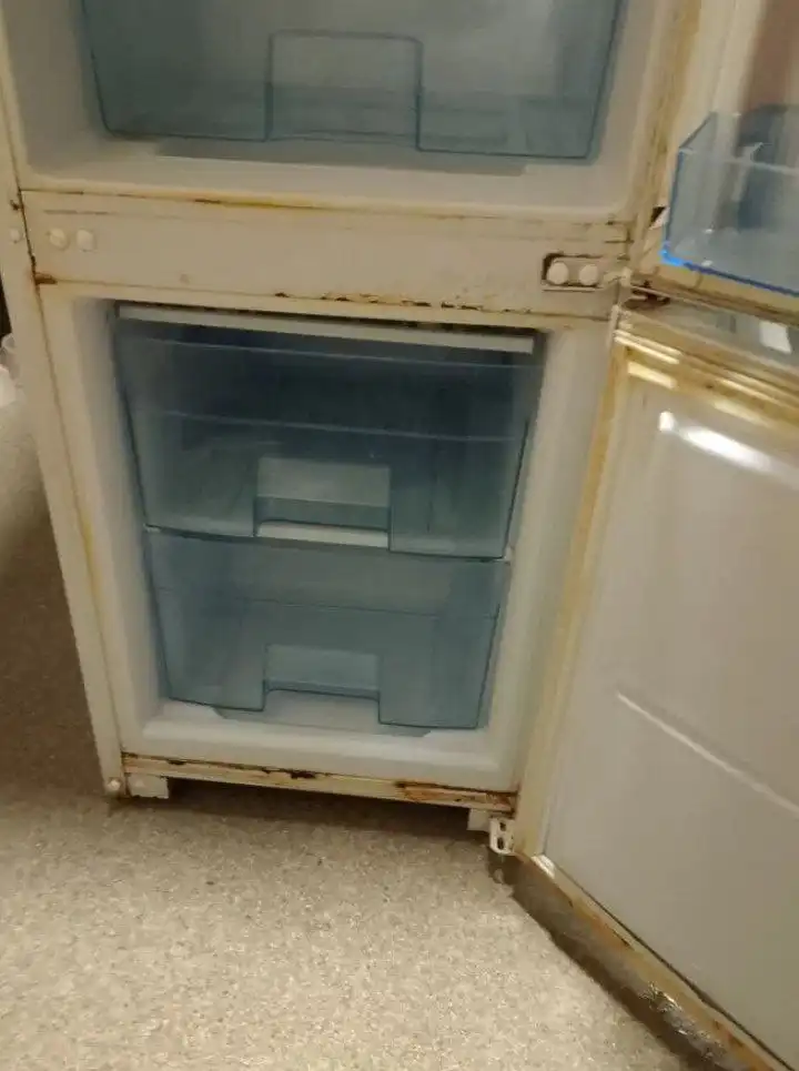 Продажа холодильника с утечкой - Холодильники (Барахолка) в Новосибирск
