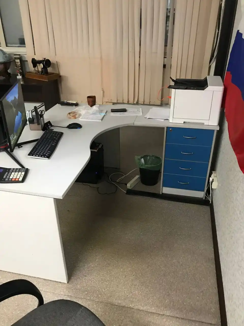 Стол с тумбой большой вместительный - Мебель (Барахолка) в Новосибирск