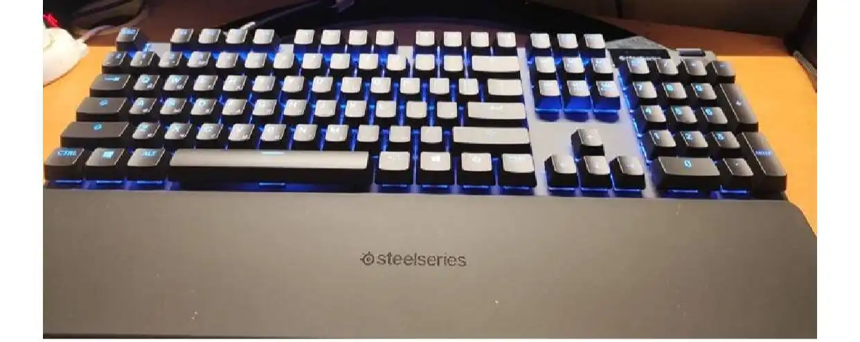 Набор компьютерной периферии: мышь Razer, кресло ZONE 51, наушники SteelSeries, клавиатура SteelSeries - Компьютерная периферия (Электроника) в Новосибирск