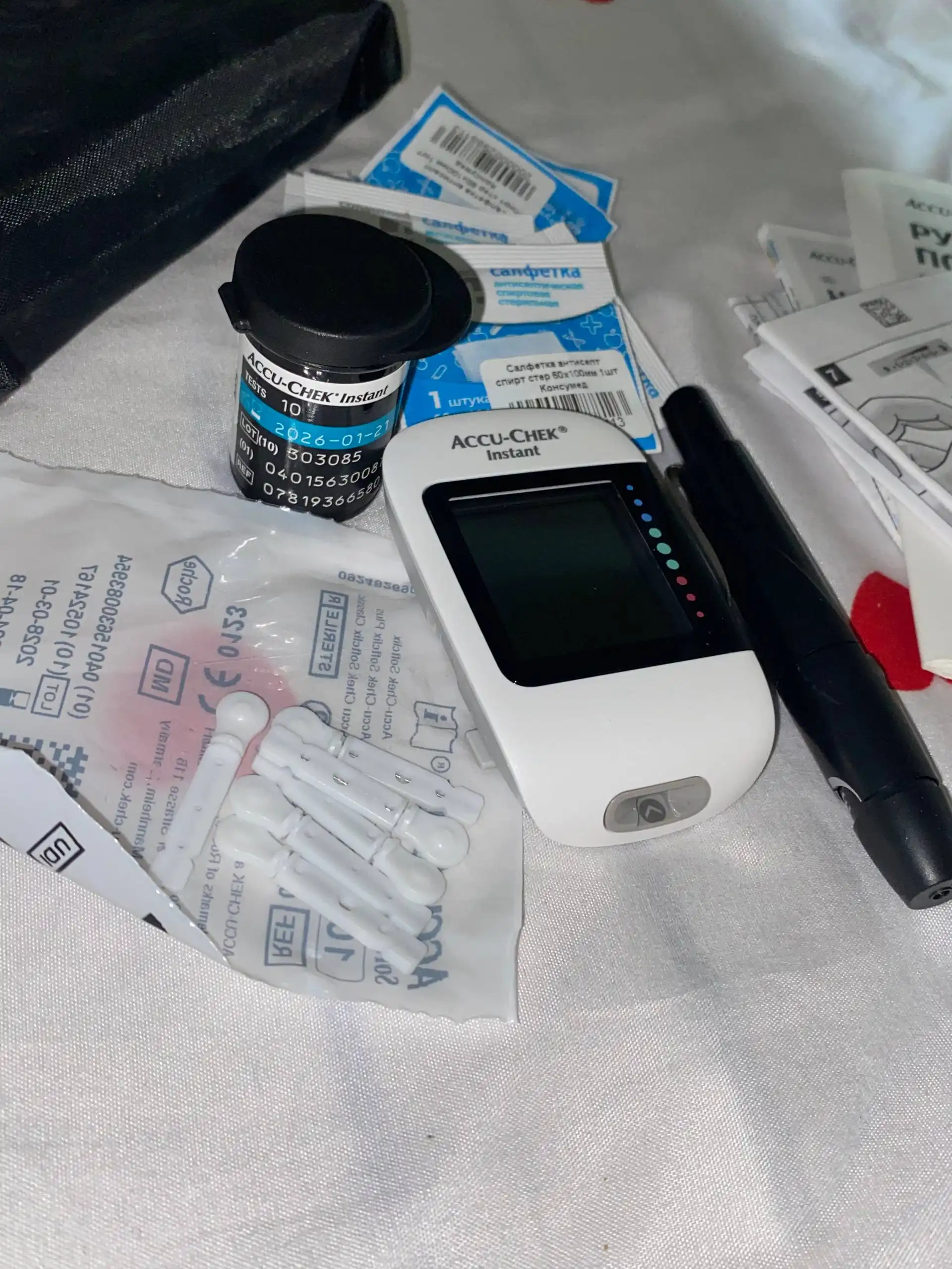 Глюкометр Акку-Чек Инстант в отличном состоянии - Красота и здоровье в Новосибирск