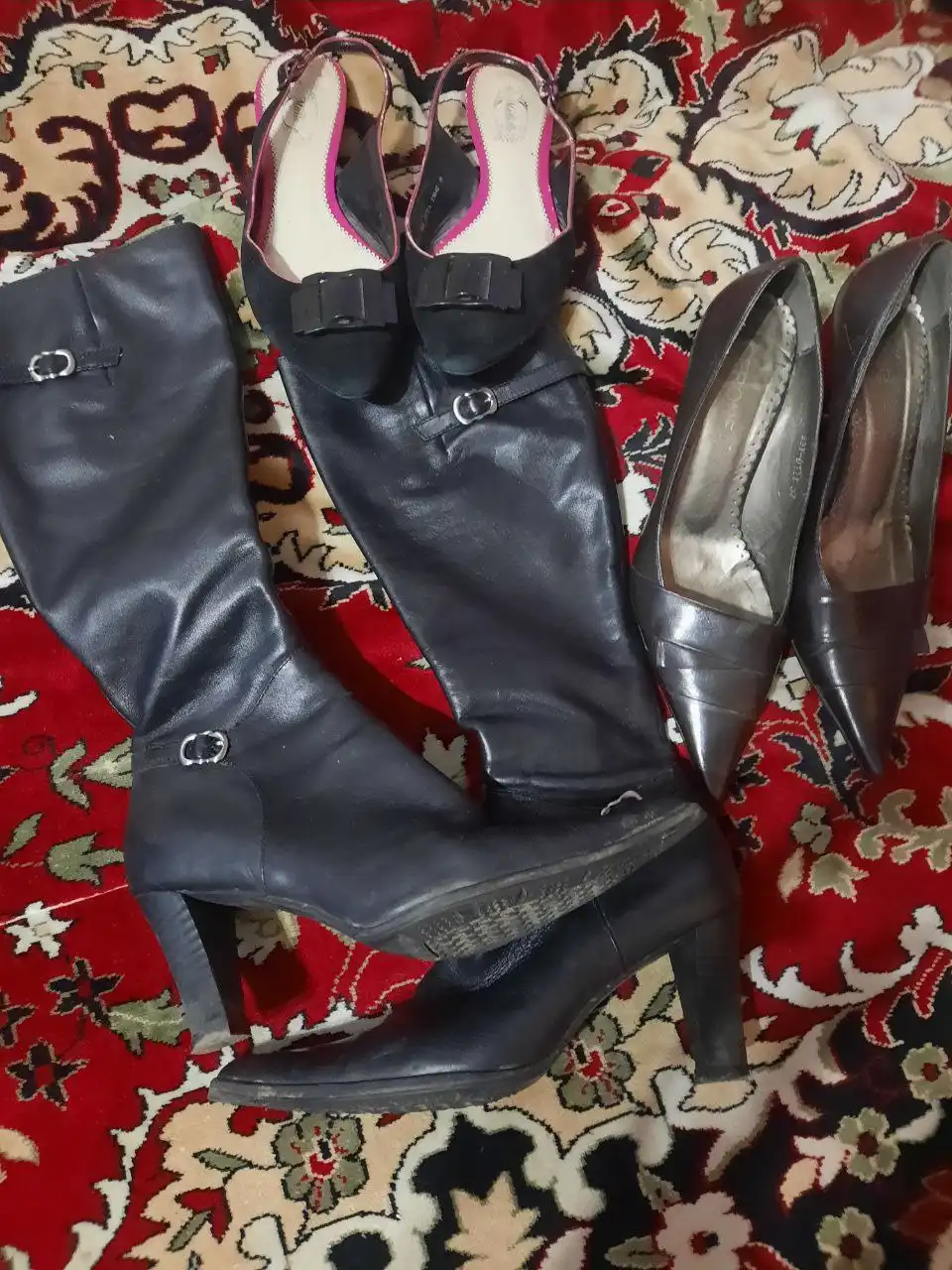 Обувь, игрушки и корзина для игрушек