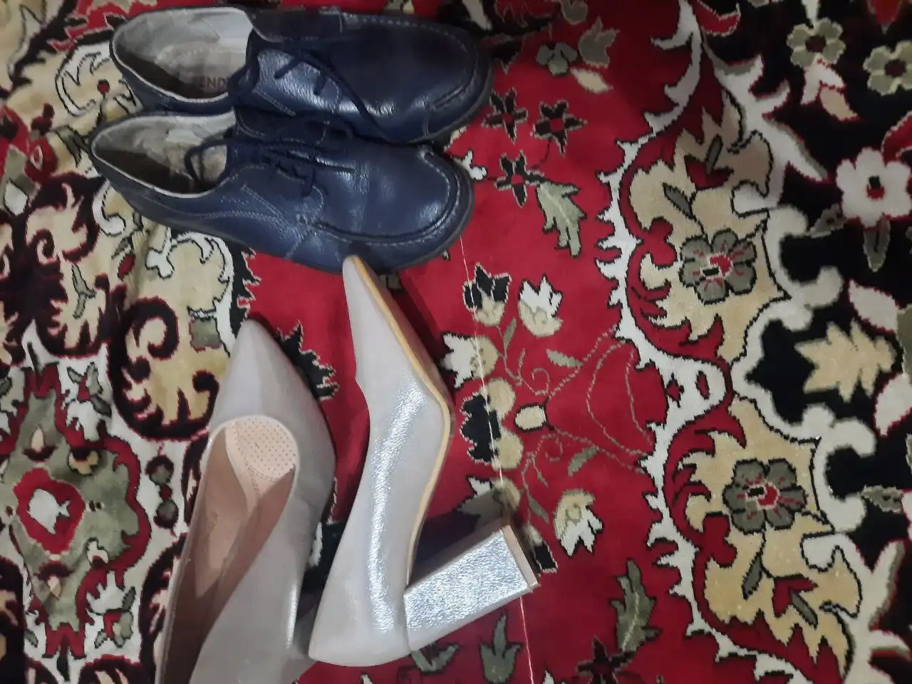 Обувь, игрушки и корзина для игрушек