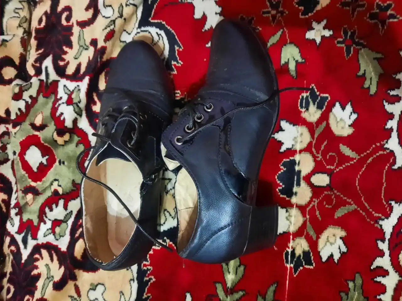 Обувь, игрушки и корзина для игрушек