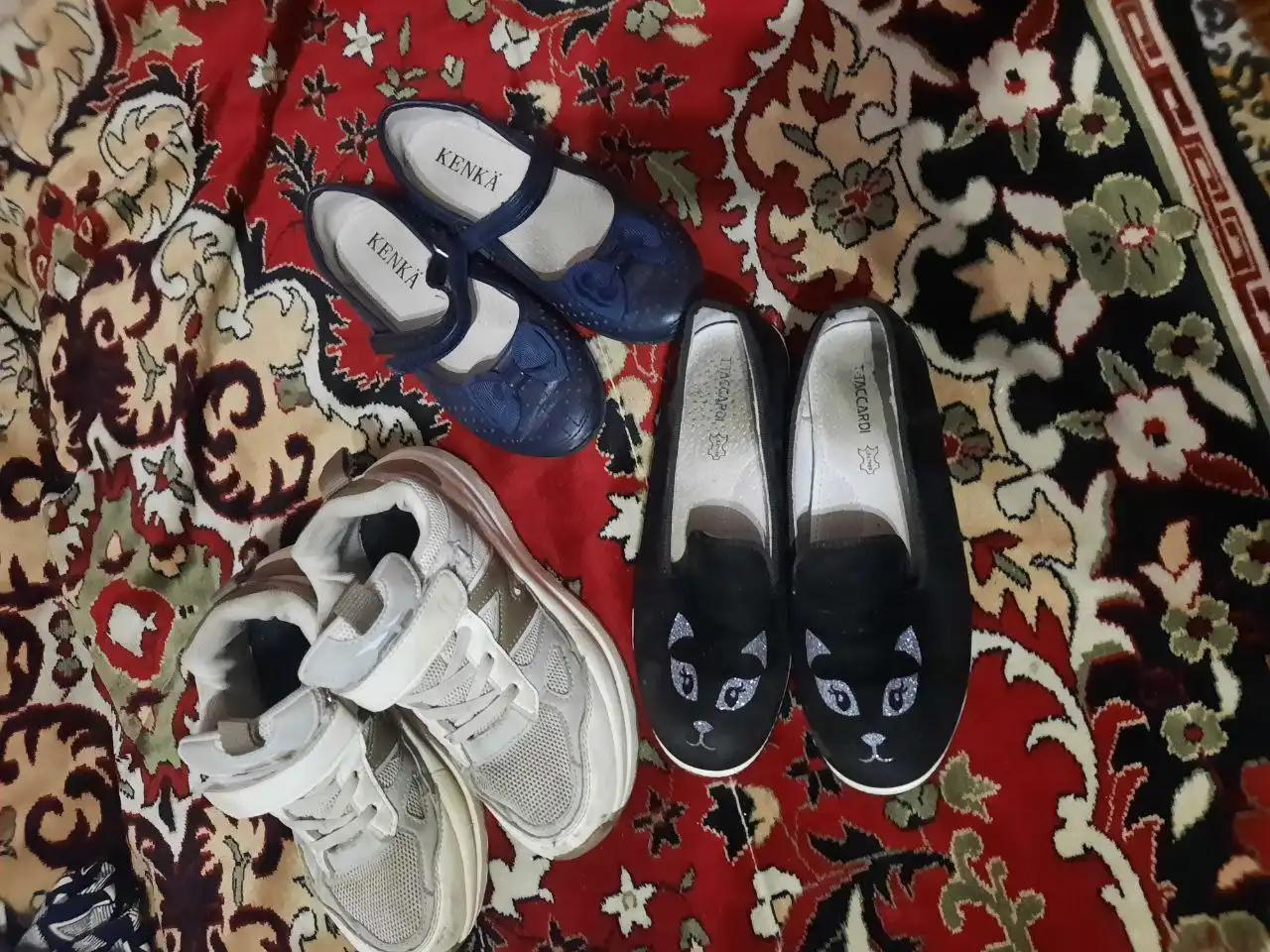 Обувь, игрушки и корзина для игрушек