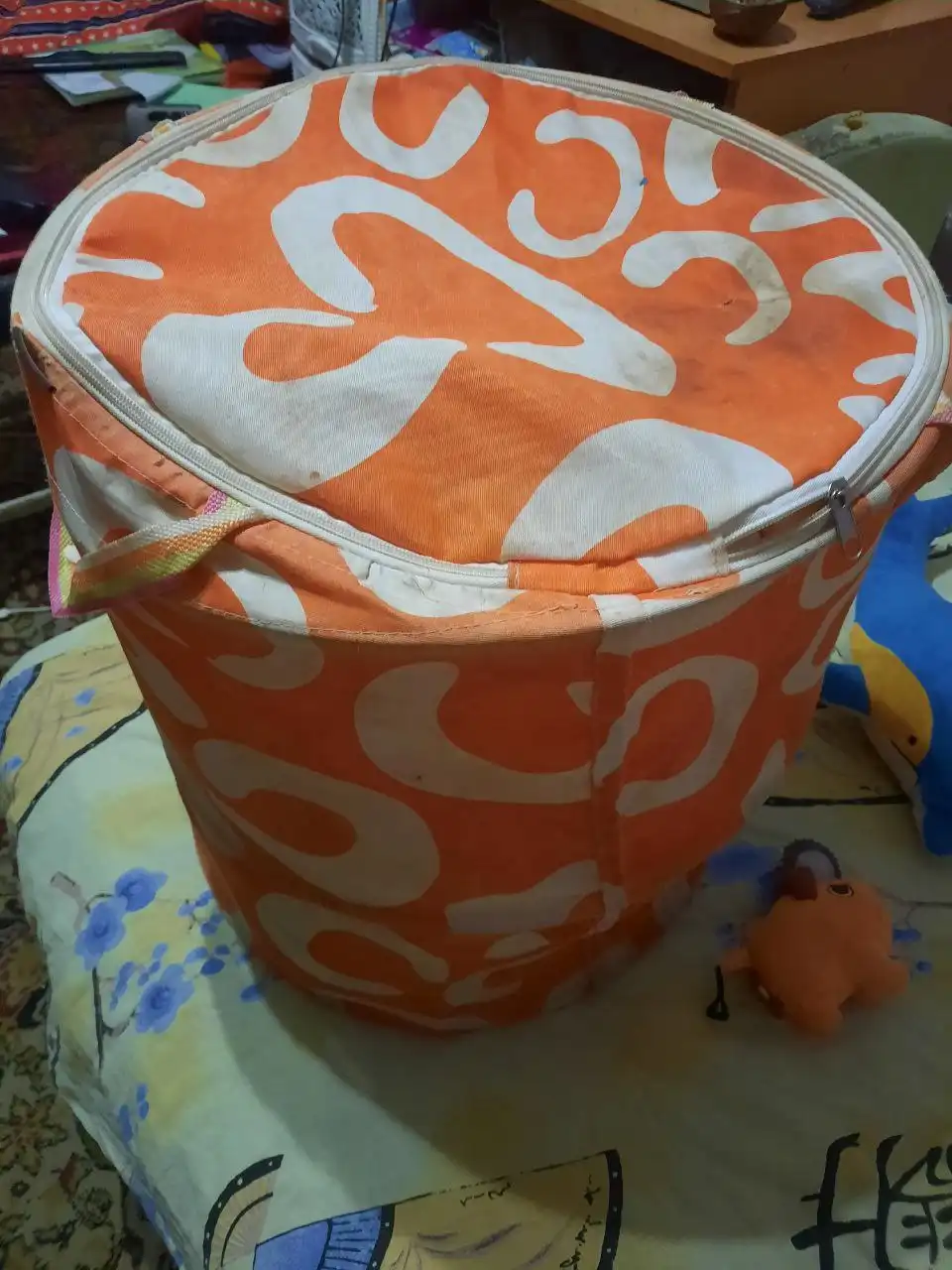 Обувь, игрушки и корзина для игрушек