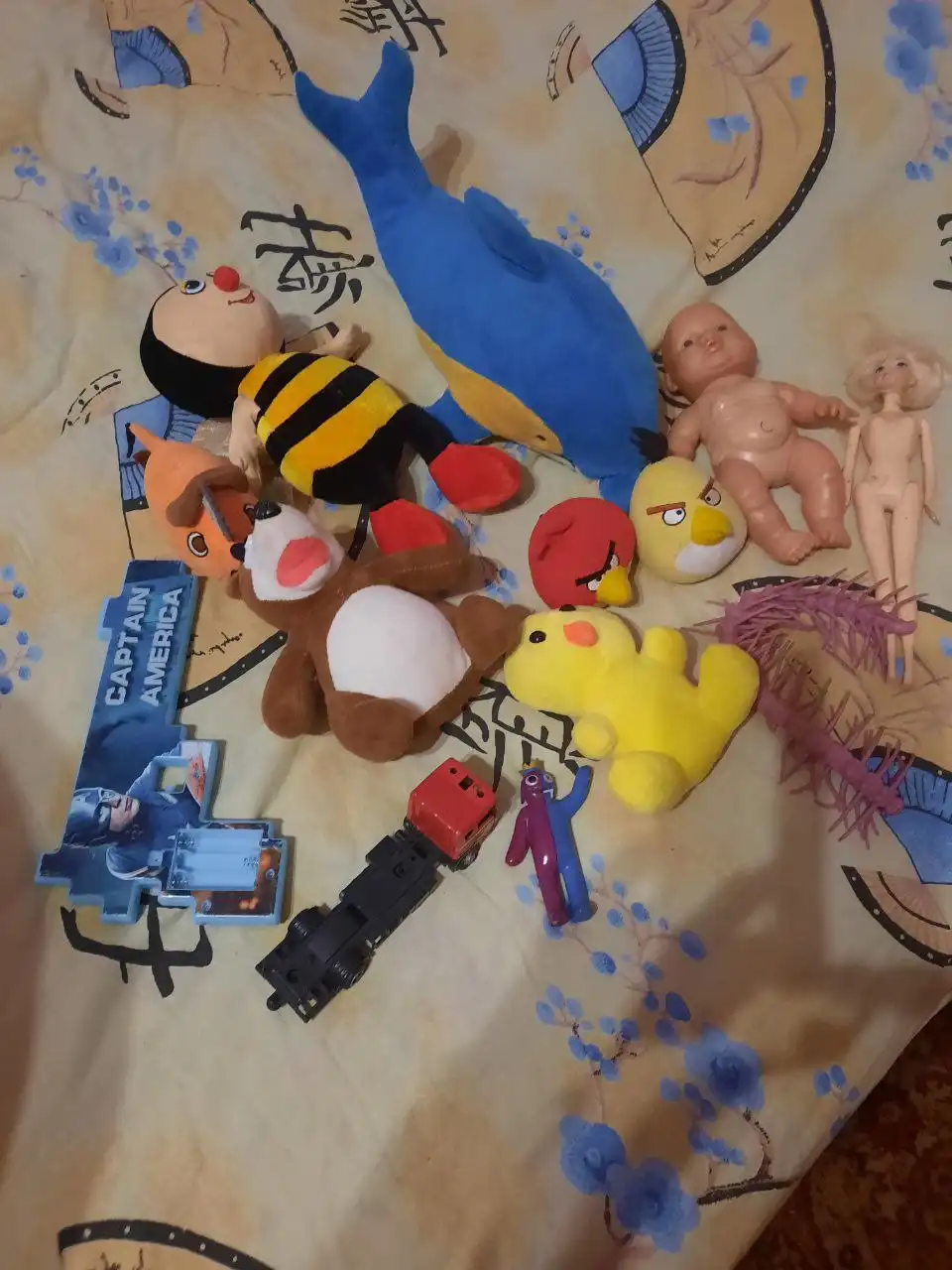 Обувь, игрушки и корзина для игрушек