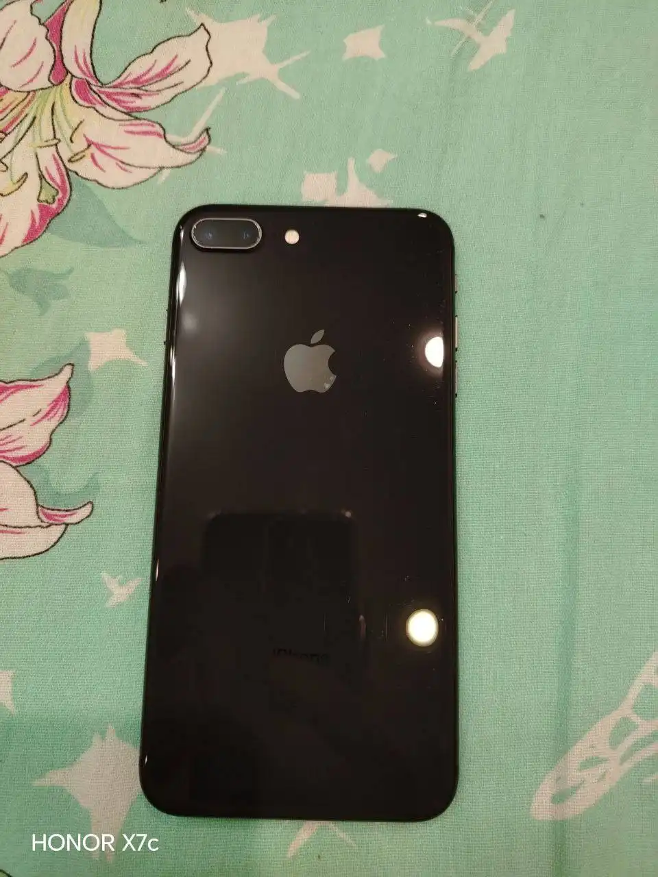 Продам iPhone 8 plus в отличном состоянии