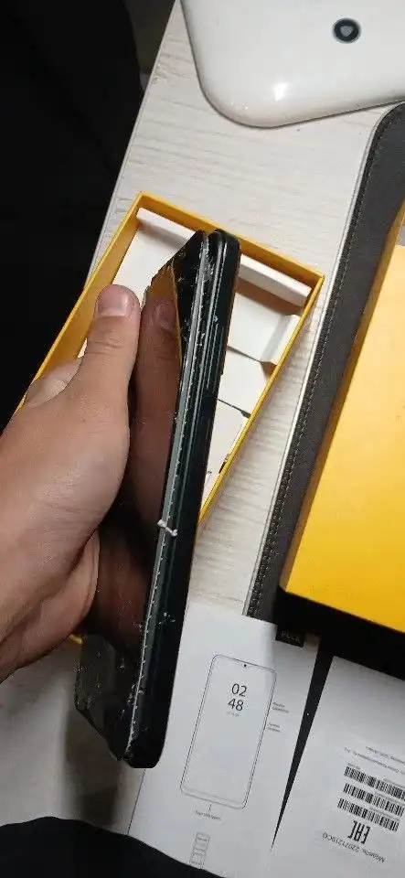 Продам iPhone с неработающим дисплеем и документами