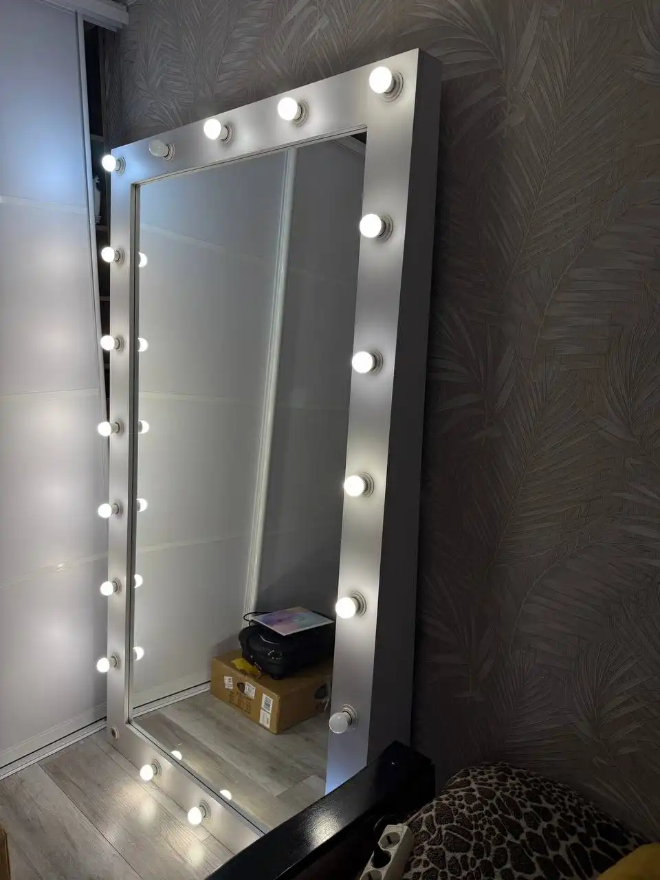 Шикарное зеркало с подсветкой