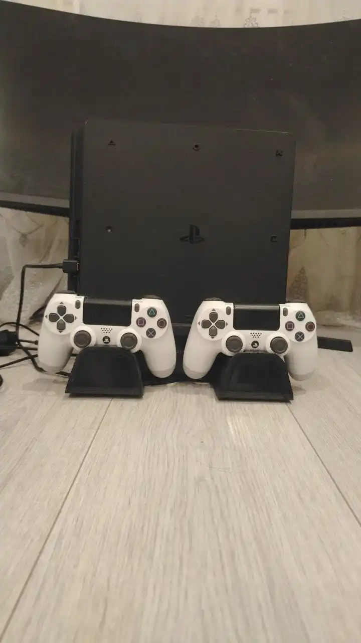 Продается PlayStation 4 с играми и аксессуарами