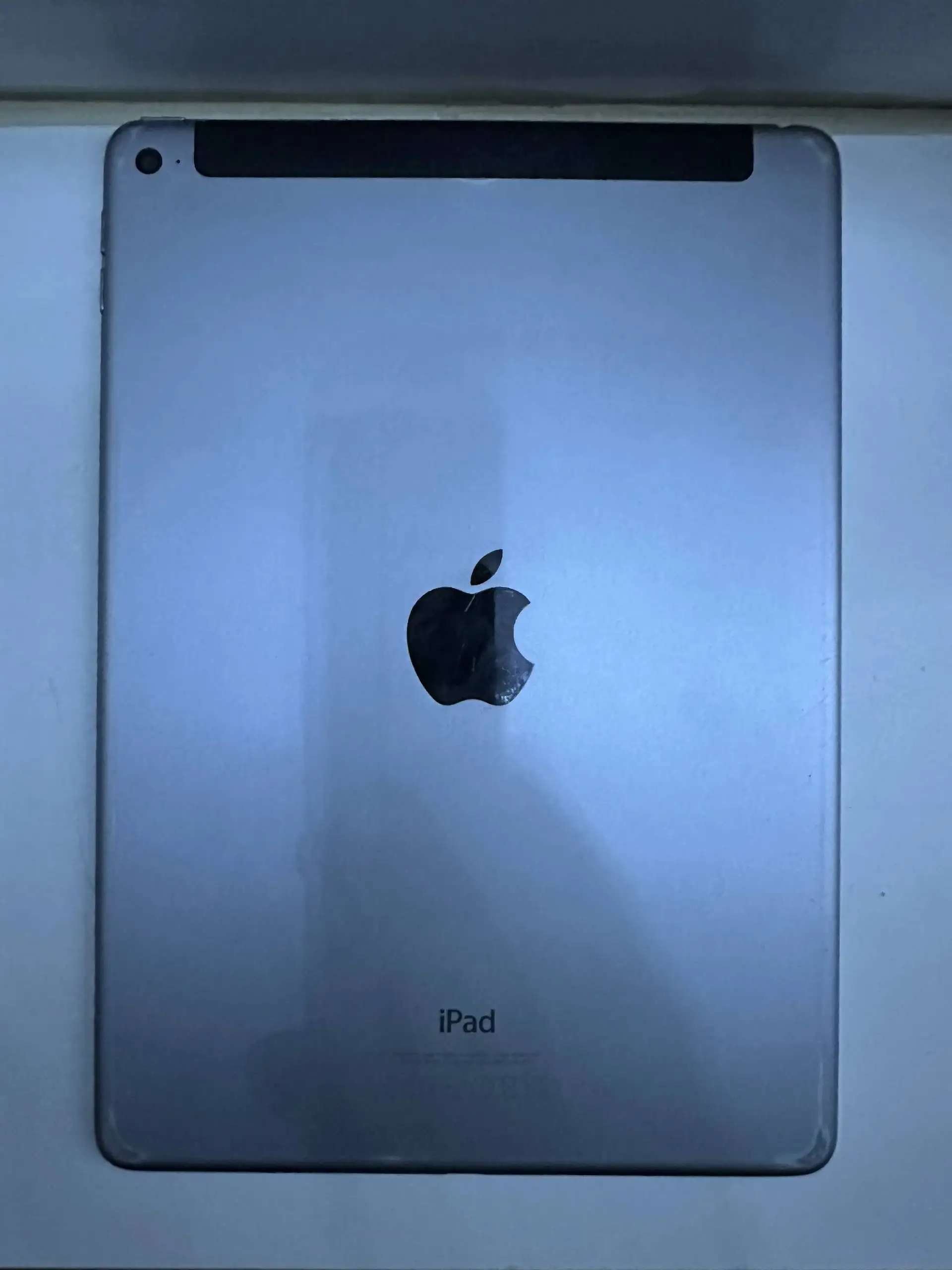 Продам iPad Air 2 16 ГБ с поврежденным стеклом - Планшеты (Электроника) в Оренбург