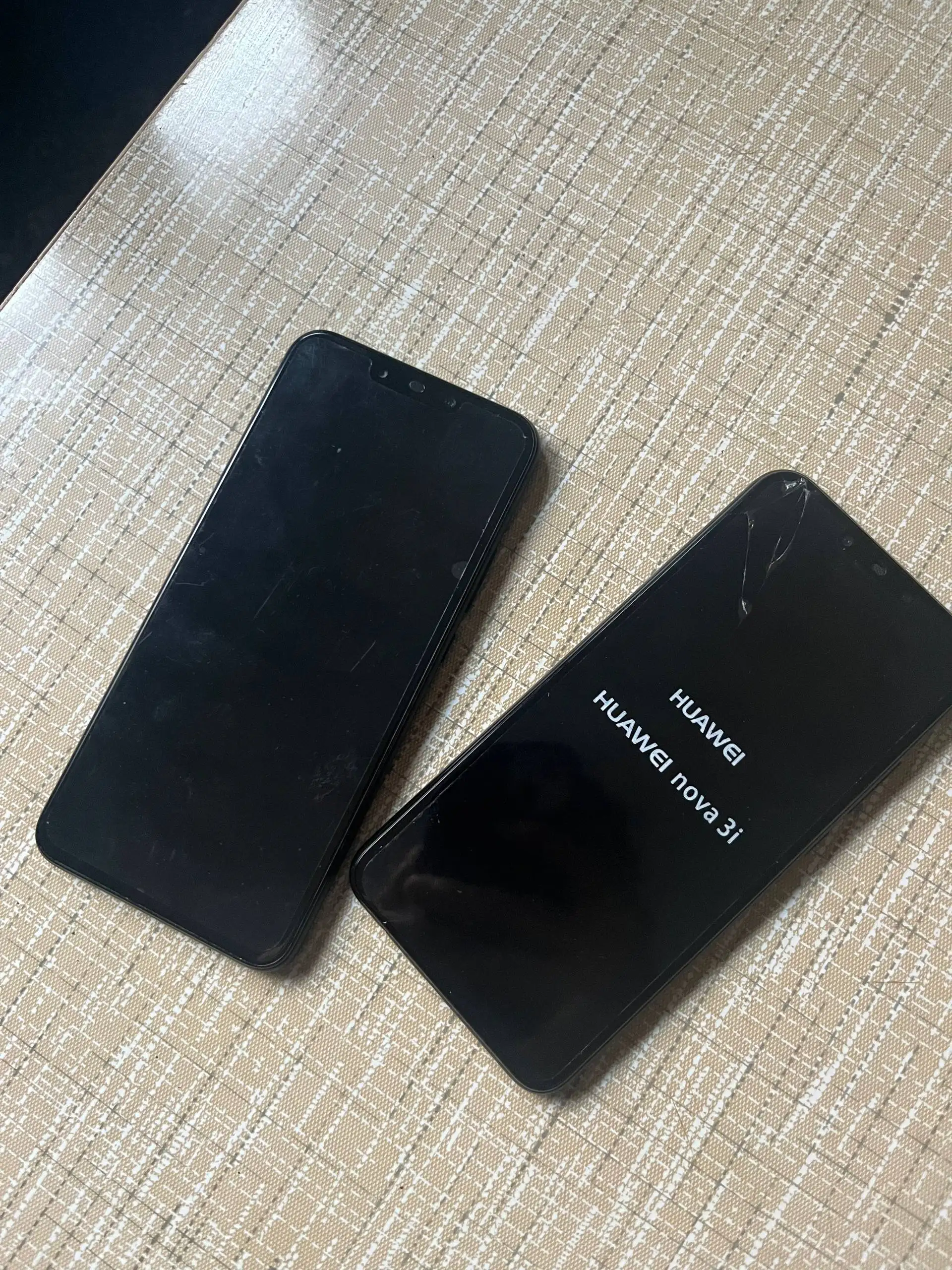 Продам/обменяю два HUAWEI novo 3i с треснутыми экранами - Смартфоны (Электроника) в Оренбург