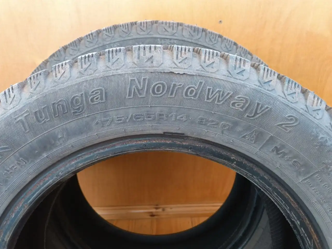 Продам 2 баллона зимней резины R14 - Шины и диски (Авто) в Оренбург