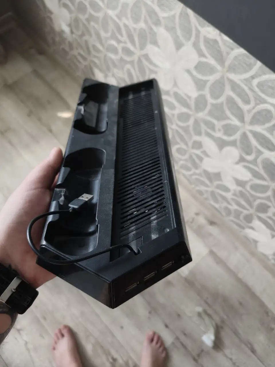 Продажа геймпада PS4, игры, накопителя и подставки - Игры и игровые приставки (Электроника) в Оренбург