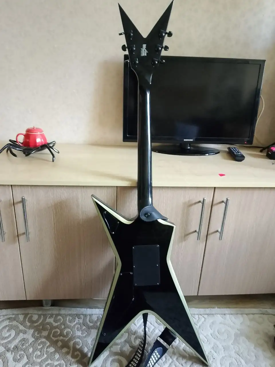 Продам электрогитару реплику Washburn - Музыкальные инструменты (Хобби и отдых) в Оренбург