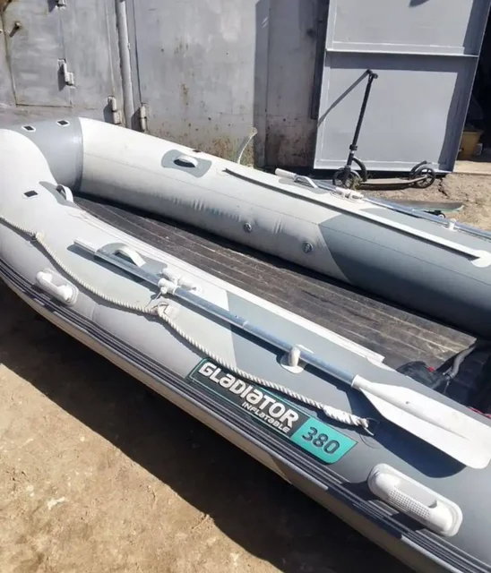 Продам ПВХ лодку Gladiator 380 - Бассейны в Чита