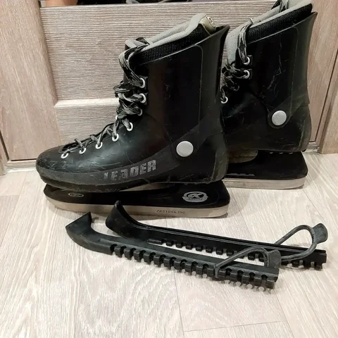 Продажа мужских коньков с чехлами - Джинсы в Чита