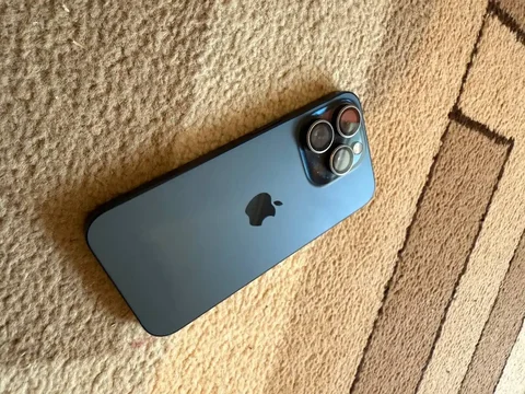 Продажа iPhone 15 Pro 256 ГБ синий - Наушники в Чита