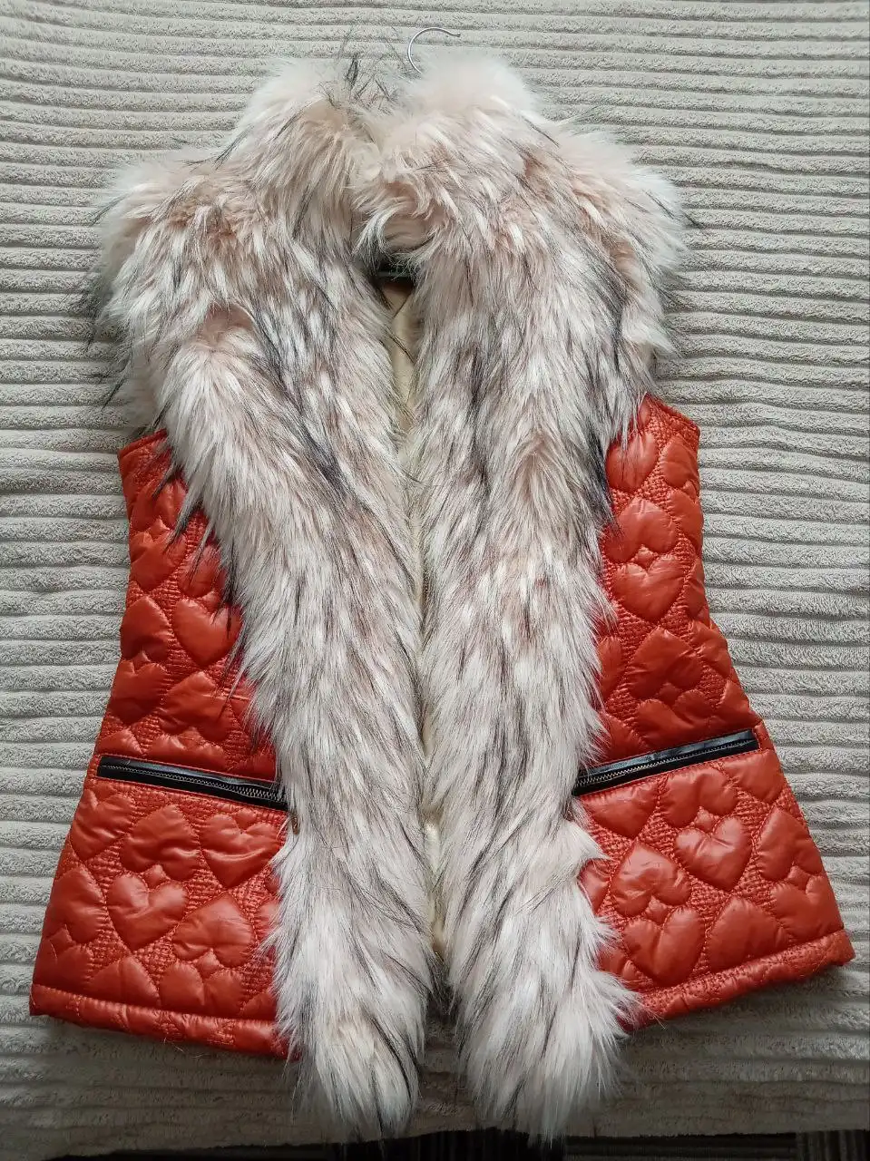 Продам жилет с мехом новый - Верхняя одежда (Одежда) в Чита