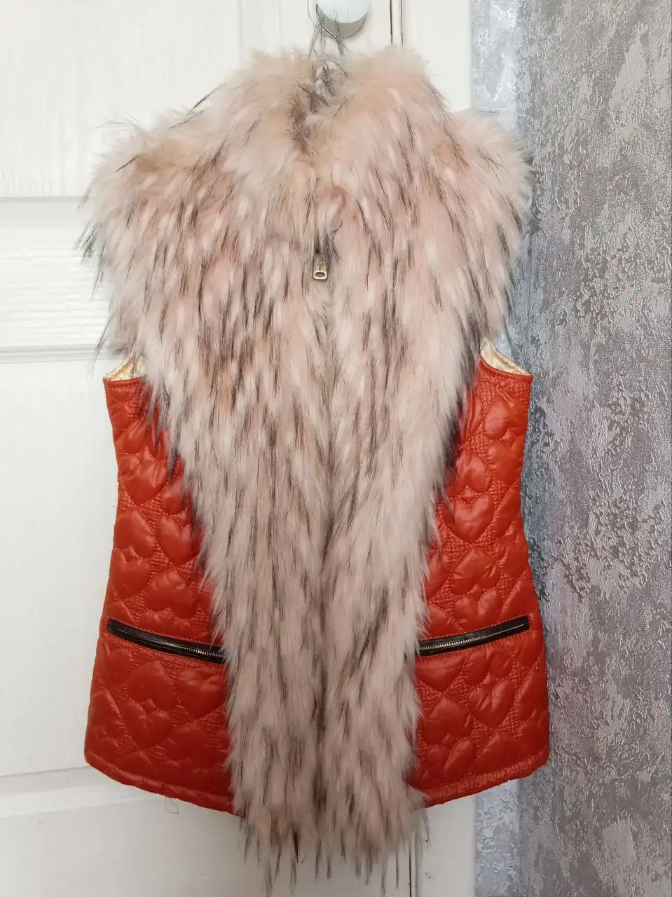 Продам жилет с мехом новый - Верхняя одежда (Одежда) в Чита