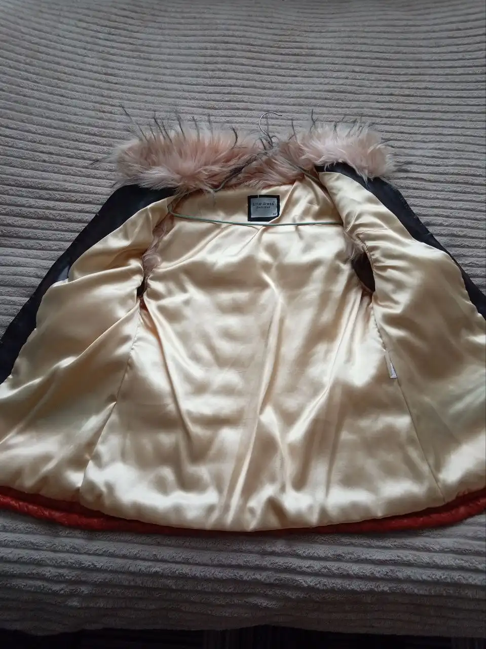 Продам жилет с мехом новый - Верхняя одежда (Одежда) в Чита