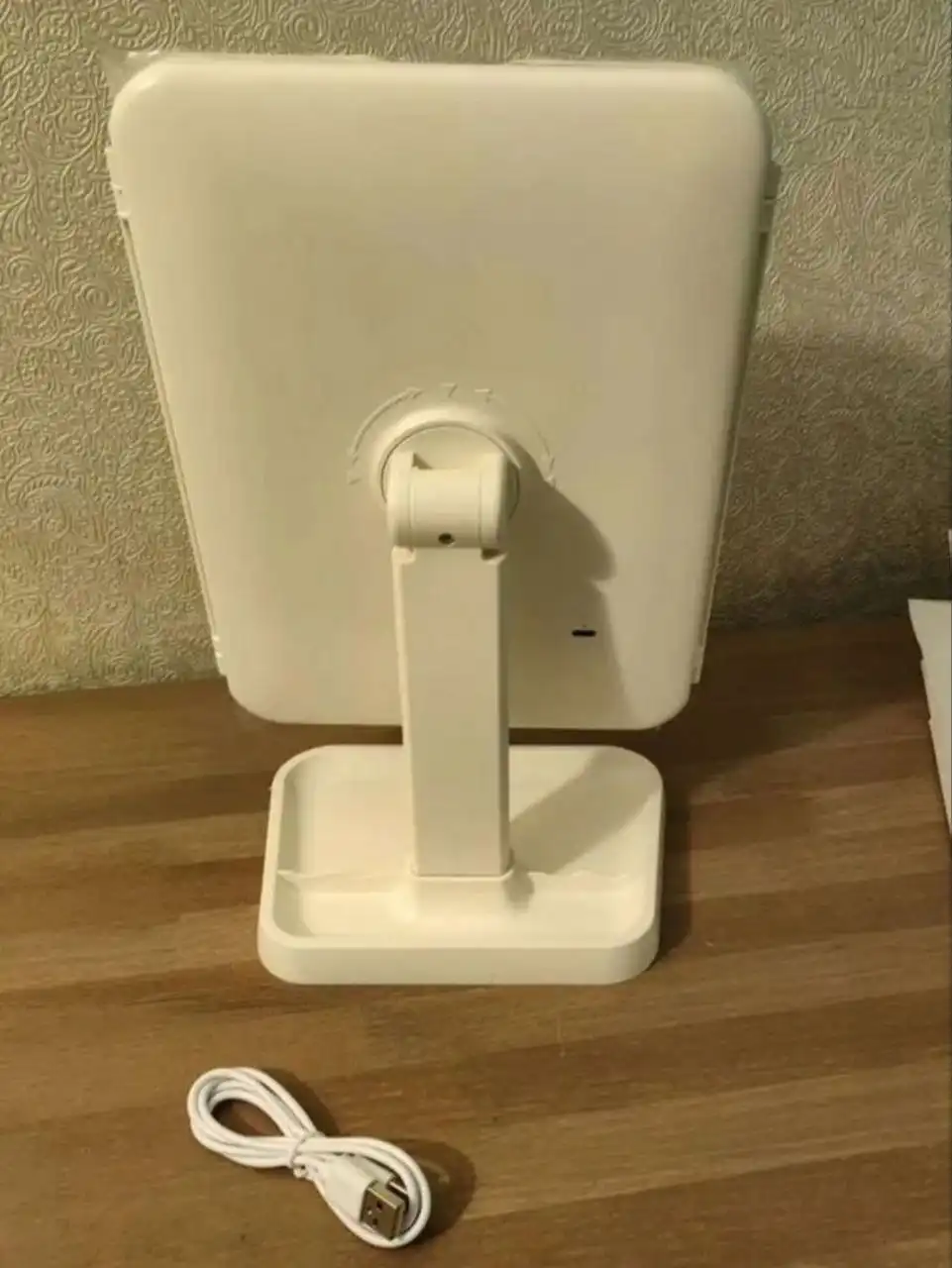 Настольное зеркало с подсветкой