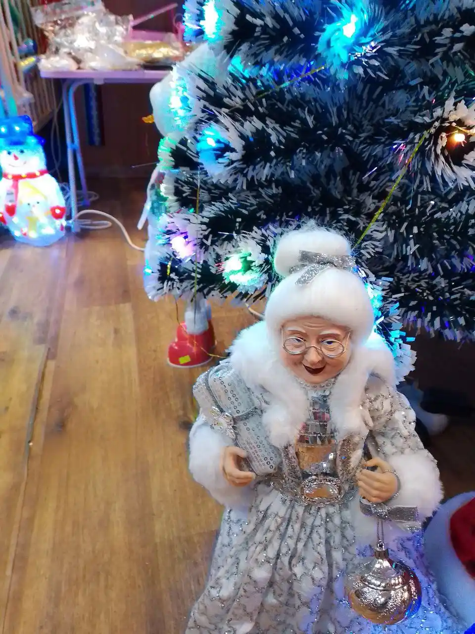 Новогодние товары и услуги